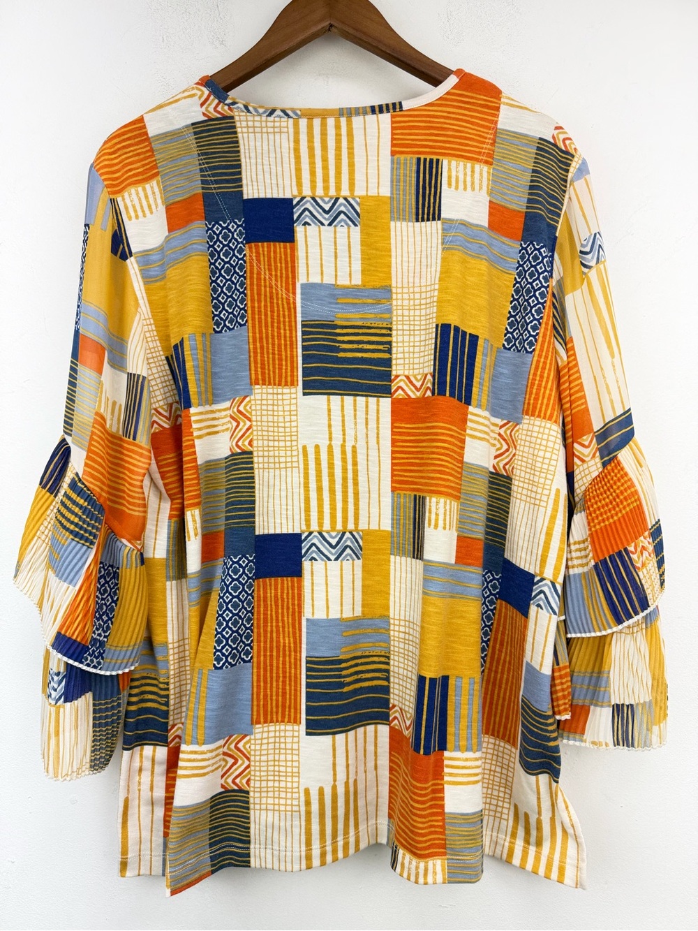 Multiples size XL Women’s Multicolor Geometric Pleated 3/4 Sleeve V-neck Top - Picture 5 of 5